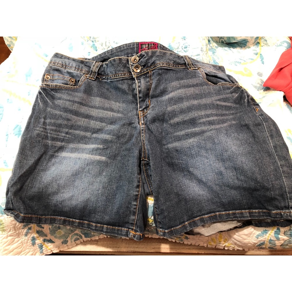 TORRID PLUS SIZE denim shorts